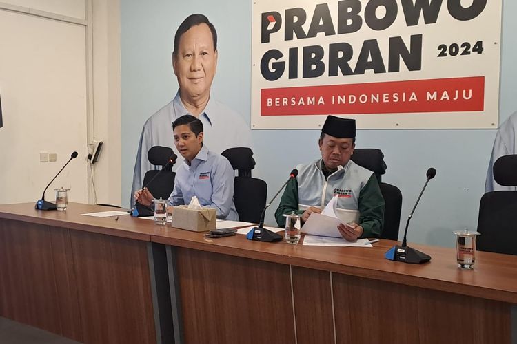 Sekretaris TKN Prabowo-Gibran, Nusron Wahid (kanan) dalam jumpa pers di Medcen TKN Prabowo-Gibran, Jakarta Selatan, Senin (22/1/2024). 
