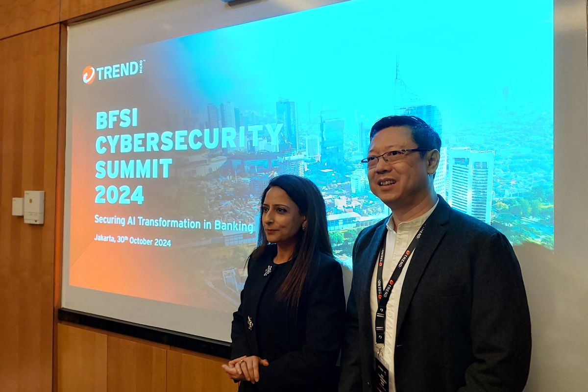 Sapna Sumbly selaku Director BFSI Business (kiri) dan Laksana Budiwiyono selaku Country Manager Trend Micro Indonesia (kanan) dalam acara BFSI Cybersecurity Summit 2024, yang dihelat di The Westin Jakarta, Jakarta Selatan, Rabu (30/10/2024).