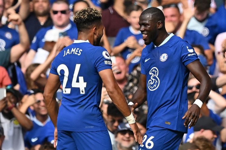 Kalidou Koulibaly (kanan) merayakan golnya bersama Reece James dalam pertandingan Chelsea vs Tottenham pada pekan kedua Liga Inggris 2022-2023 di Stadion Stamford Bridge, Minggu (14/8/20220. 