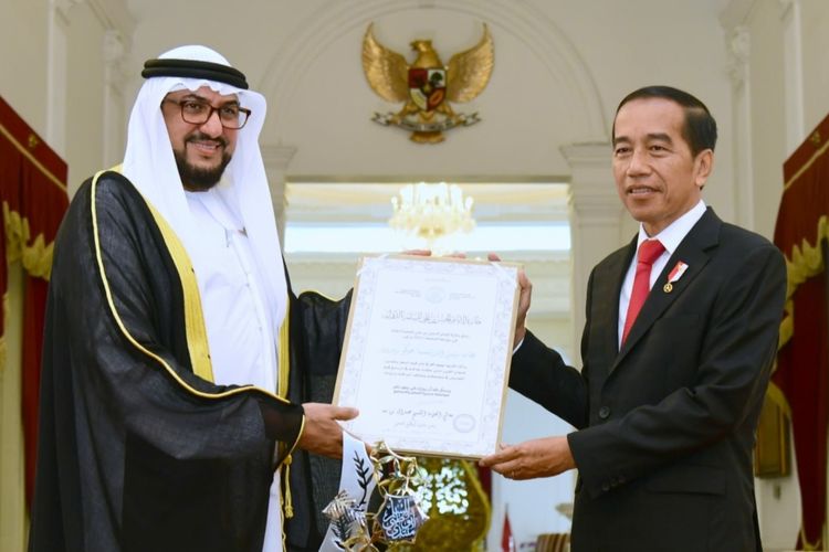 Presiden Joko Widodo saat menerima Penghargaan Perdamaian Internasional Imam Hasan bin Ali Tahun 2022 yang diserahkan oleh Sekretaris Jenderal Forum Perdamaian Abu Dhabi Cheikhna Abdallah AlSheikh AlMahfodh Bin Bayah di Istana Merdeka, Jakarta, pada Senin (7/11/2022).