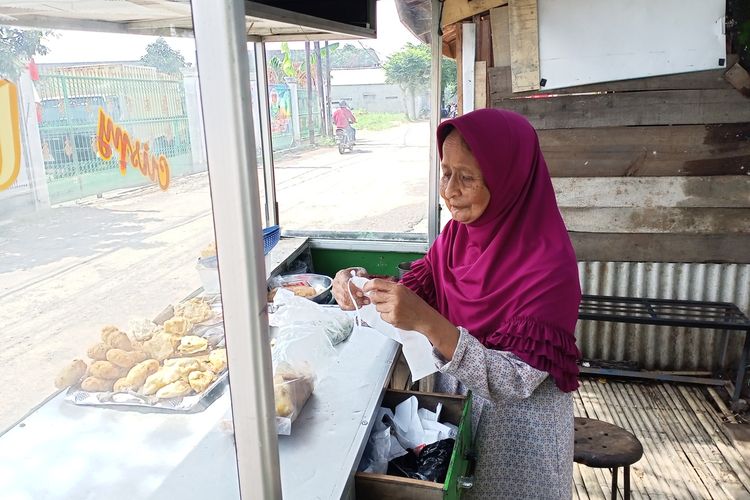 Mak Kayah (69) warga Kampung Babakan, Desa Lagadar, Kecamatan Margaasih, Kabupaten Bandung, Jawa Barat berharap namanya bisa kembali terdaftar sebagai penerima BLT imbas dari kenaikan harga BBM