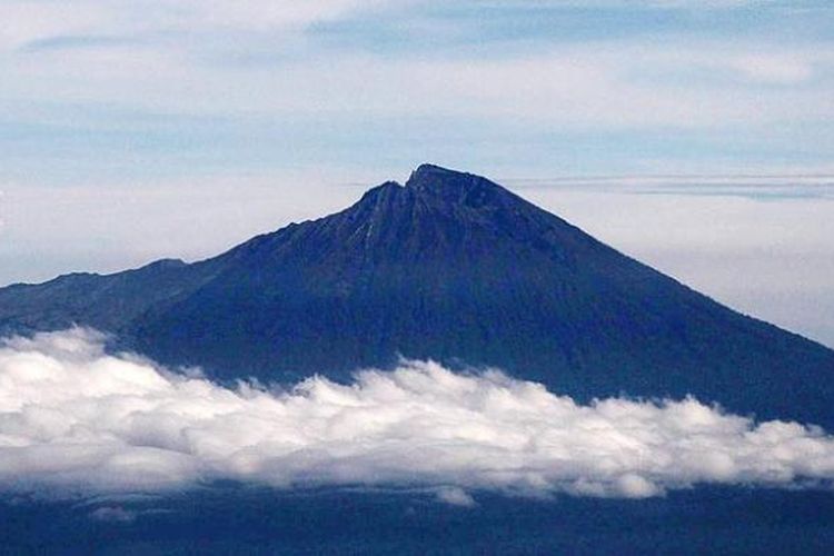 Pemandangan Gunung Rinjani dari udara, Rabu (25/3/2015). 