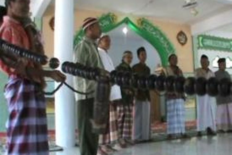 Tasbih sepanjang 38 meter dan memiliki 3.300 biji dari buah manjakani ini menjadi jejak peradaban Islam di tanah Mandar, Sulawesi Barat.