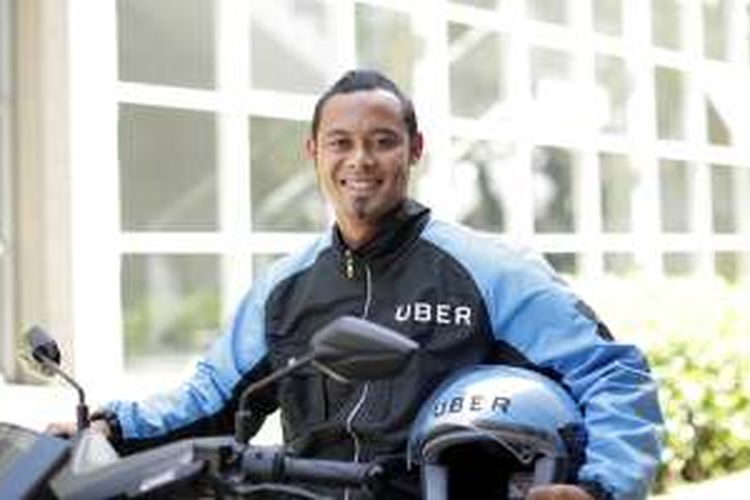 Atep, bintang sepak bola kebanggaan warga Bandung ikut merayakan hadirnya atribut baru Uber Motor berwarna biru.