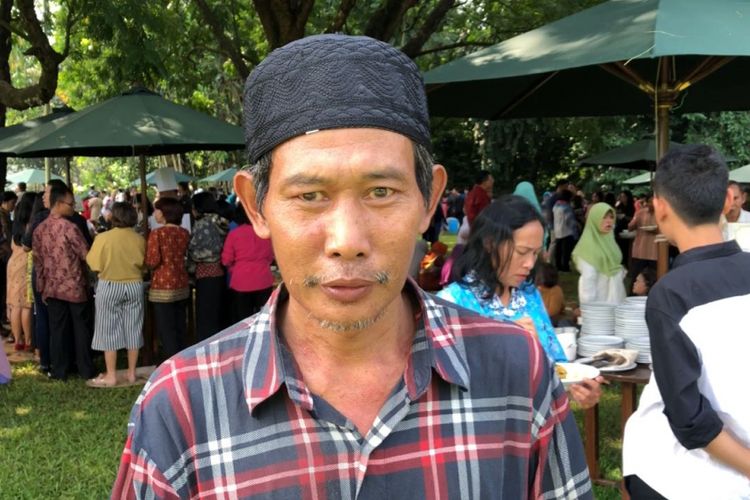 Ujang (52) petani asal Sukabumi berjalan kaki dari kampung halamannya untuk bersilaturahmi dengan Presiden Joko Widodo di Istana Presiden Bogor, Jumat (15/6/2018).