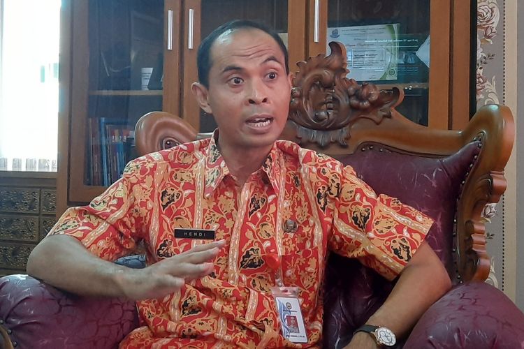 Kepala Dinas Pendidikan Kabupaten Blora, Hendi Purnomo mewajibkan para guru dan tenaga pendidikan untuk divaksin. Hal itu diungkapkannya saat ditemui di kantornya, Jalan A. Yani, Nomor 42, Blora, Selasa (2/3/2021)