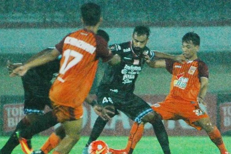 Gelandang Bali United, Marco Flores, berusaha menguasai bola saat melawan Pusamania Borneo FC pada pertandingan Grup D Piala Presiden 2017, Senin (13/2/2017). 