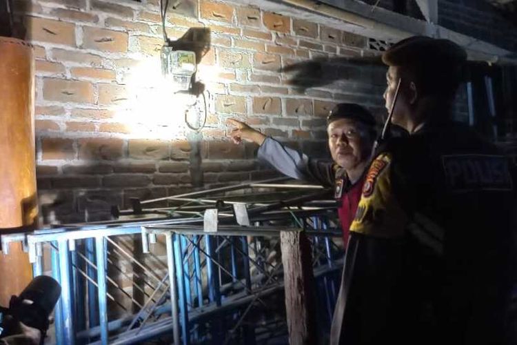 Piket Polsek Lendah mengecek sejumlah rumah yang dikabarkan mengalami gangguan listrik akibat sambaran petir usah hujan deras di Kapanewon Lendah, Kabupaten Kulon Progo, Daerah Istimewa Yogyakarta.