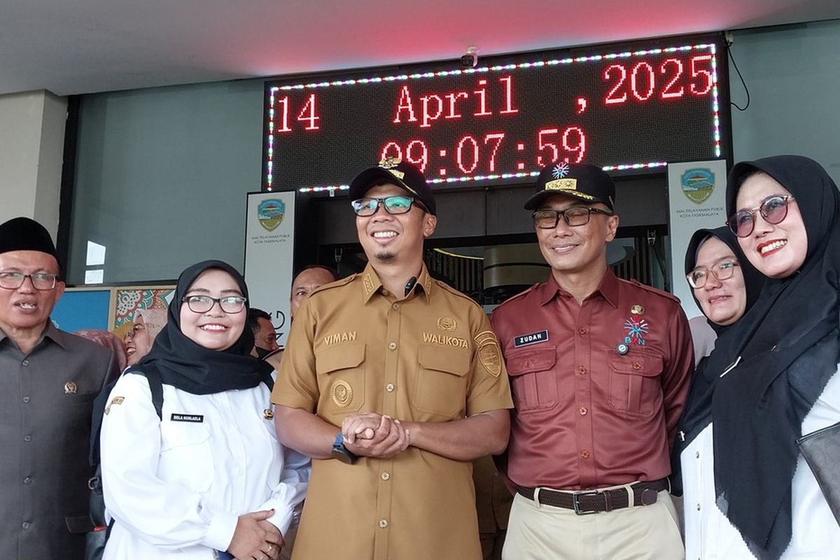 Kepala BKN RI dan Wali Kota Tasikmalaya, Jawa Barat, bersama perwakilan CPNS dan PPPK formasi 2024 berfoto bersama di Bale Kota Tasikmalaya, Senin (14/4/2025).