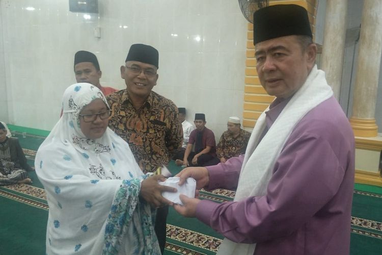 Wakil Gubernur Sumbar Nasrul Abit menyerahkan bantuan kepada keluarga KPPS yang meninggal dunia, Jumat (24/5/2019) malam. (Dok: Humas Pemprov Sumbar)