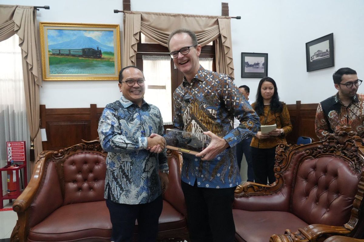 PT Kereta Api Indonesia (Persero) atau KAI menerima kunjungan Duta Besar (Dubes) Inggris untuk Indonesia, Dominic Jermey, di Stasiun Semarang Tawang, Kamis (23/10/2025). 