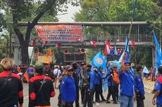 Buruh Lanjutkan Demo di Patung Kuda, Jalan Medan Merdeka Barat Masih Tak Bisa Dilalui