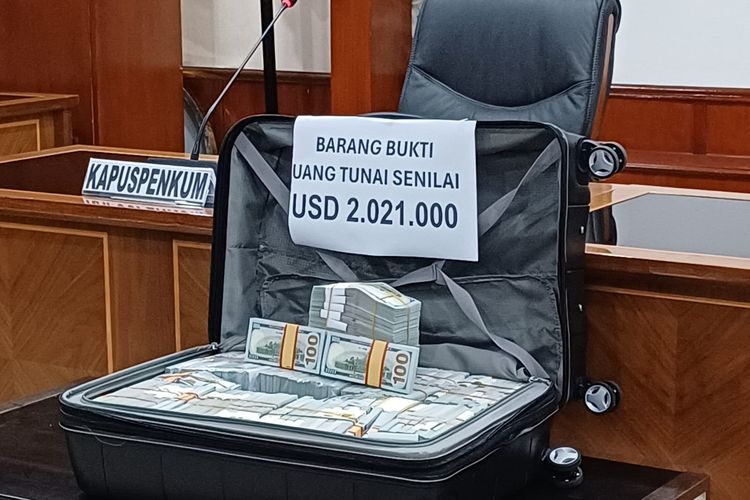 Uang 2.021.000 Dolar Amerika Serikat (AS) dalam pecahan 100 Dolar AS disita Kejagung dari tersangka Achsanul Qosasi dan Sadikin Rusli.