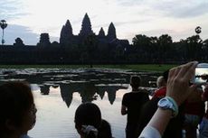 Berfoto Bugil di Candi Angkor, 2 Turis Wanita AS Dideportasi