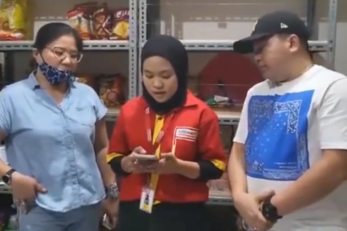 Perusahaan retail Alfamart pada Senin (15/8/2022), telah mengonfirmasi bahwa karyawannya diancam UU ITE oleh seorang konsumen yang membawa seorang pengacara.