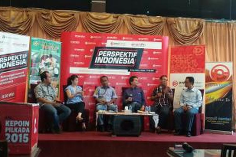 Direktur Populi Center Nico Harjanto, Ketua Umum PSI Grace Natalie, Ketua Perludem Didik Supriyanto, Koorsinator Formappi Sebaatian Salang, dan Koordinator Nasional JPPR Masykurudin Hafidz dalam diskusi bertajuk Pilkada Serentak di Jakarta, Sabtu (5/12/2015)