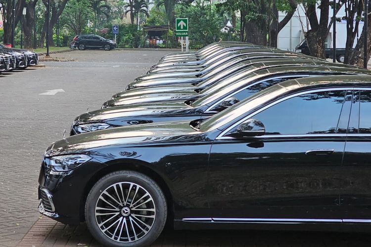 Mercy S-Class Berjejer di Parkir Timur Senayan