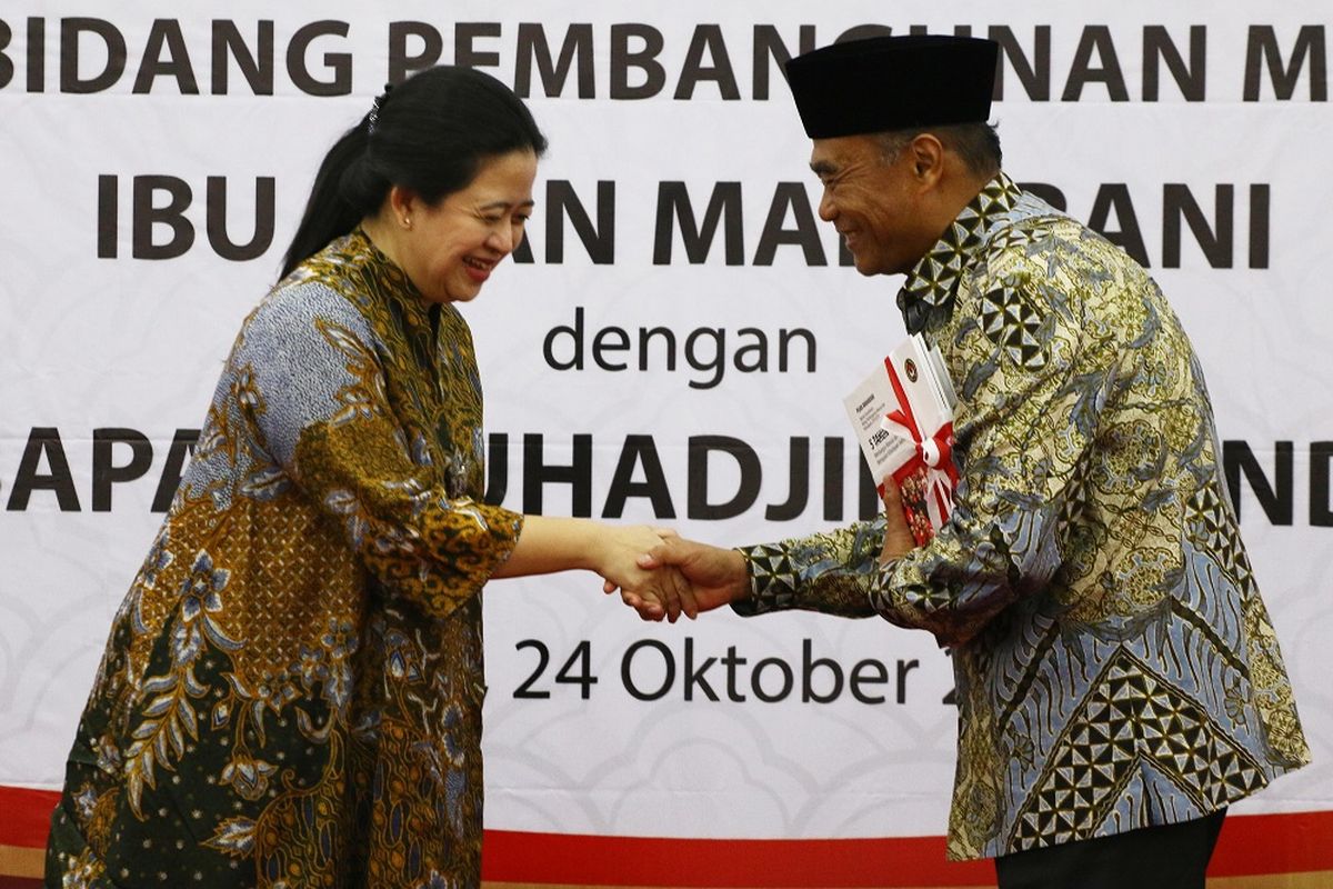 Menko PMK Muhadjir Effendy (kanan) berjabat tangan dengan Mantan Menko PMK yang kini menjabat sebagai Ketua DPR Puan Maharani (kiri) saat serah terima jabatan di kantor Kemenko PMK, Jakarta, Kamis (24/10/2019). Muhadjir Effendy resmi menggantikan Puan Maharani sebagai Menko PMK. ANTARA FOTO/Rivan Awal Lingga/wsj.