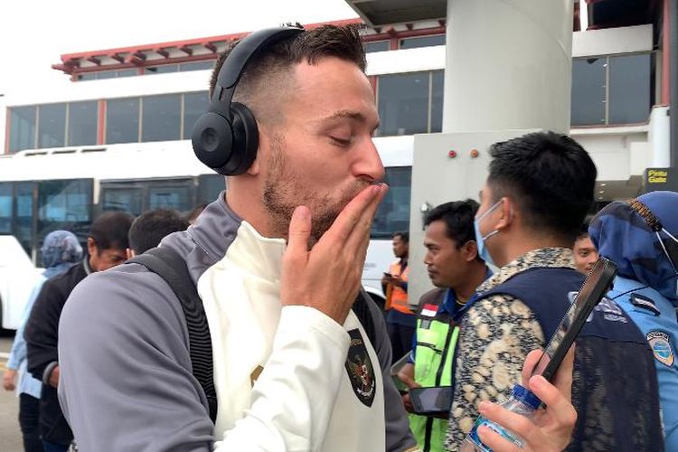 Pemain timnas Indonesia, Marc Klok, melakukan panggilan telepon jelang perjalanan naik pesawat carter menuju Kuala Lumpur, Malaysia, pada Sabtu (24/12/2022) untuk bertanding di ajang Piala AFF 2022 kontra Brunei Darussalam, Senin (26/12/2022). 