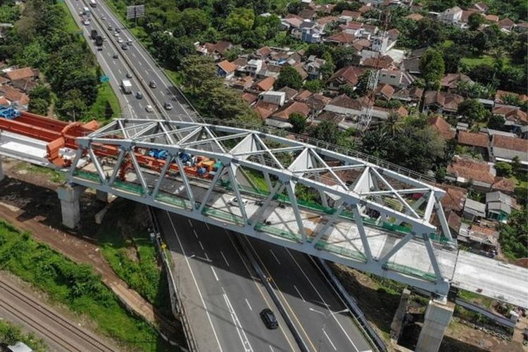 Foto udara pembangunan jembatan pada proyek Kereta Cepat Jakarta Bandung di Padalarang, Kabupaten Bandung Barat, Jawa Barat, Sabtu (27/11/2021).