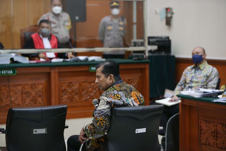 Saksi ahli BNN Komjen Pol (Purn) Ahwil Loetan memberikan kesaksian pada sidang terdakwa kasus peredaran narkotika jenis sabu Irjen Teddy Minahasa di Pengadilan Negeri Jakarta Barat, Senin (6/3/2023). Jaksa penuntut umum (JPU) menghadirkan dua ahli dalam sidang kali ini.