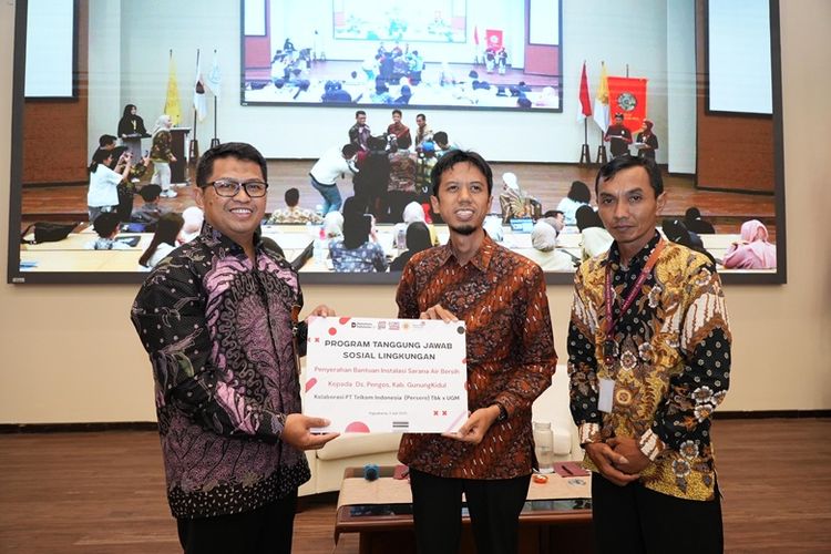 GM Witel Yogya Jateng Selatan Agus Faisal (paling kiri) secara simbolis menyerahkan bantuan berupa instalasi sarana air bersih kepada perwakilan Desa Pengos, Kabupaten Gunung Kidul, Yogyakarta. 