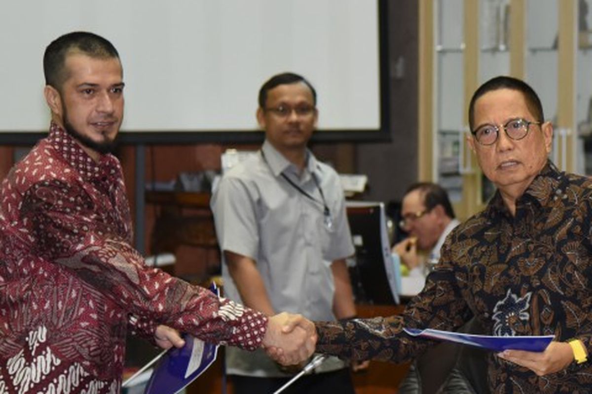 Anggota Komisi VI DPR RI Primus Yustisio menyerahkan draf revisi UU Desain Industri dari Fraksi PAN pada Pimpinan Komisi VI DPR RI