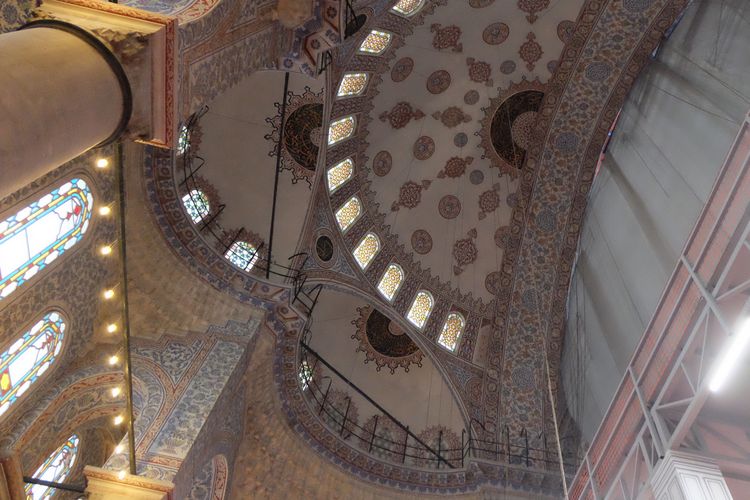 Interior langit langit Masjid Sultan Ahmed atau dikenal Masjid Biru di Istanbul, Turki yang sedang direstorasi. 