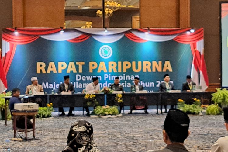 Wakil Presiden sekaligus Ketua Dewan Pertimbangan Majelis Ulama Indonesia (MUI) Ma'ruf Amin memimpin Rapat Paripurna MUI di Hotel Aryaduta, Jakarta, Jumat (17/11/2023) siang.