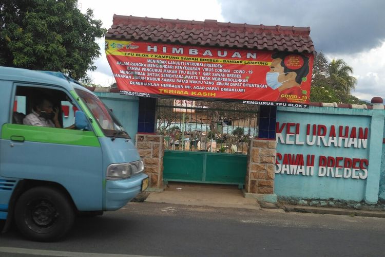 TPU Blok 7 Kelurahan Sawah Brebes, Bandar Lampung ditutup sementara dari warga yang hendak berziarah. Penutupan makam untuk mencegah penyebaran virus corona.