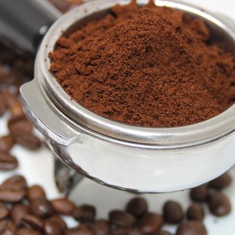 Biji dan bubuk kopi bisa digunakan menyerap aroma cat tembok yang sangat kuat.