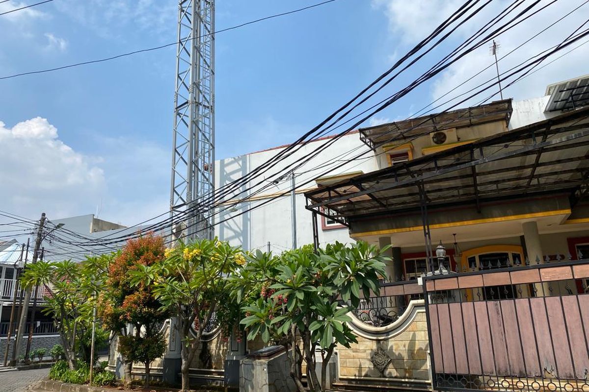 Tower BTS tak berizin dibangun di dekat permukiman warga di Kompleks Taman Semanan Indah, RT 010 RW 012, Kalideres, Jakarta Barat, Rabu (7/6/2023). 