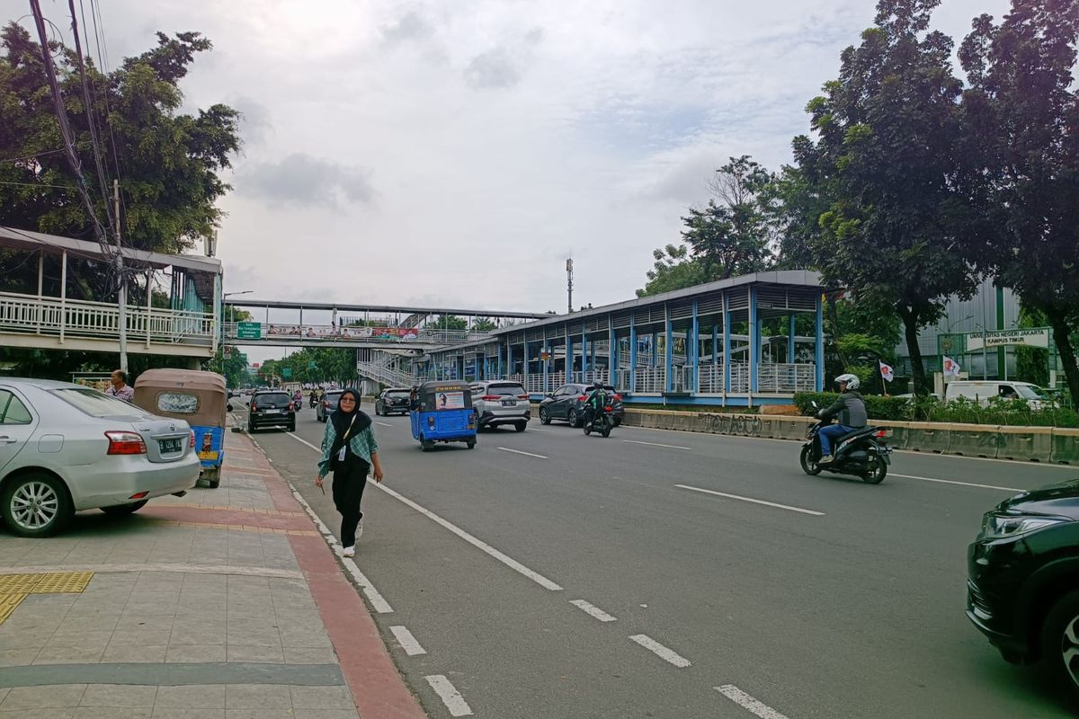 Lokasi mobil Fortuner bernomor polisi 3110-00 diamankan usai menabrak seorang pemotor di Jalan Pemuda, Kelurahan Rawamangun, Kecamatan Pulogadung, pada Senin (6/2/2023) sekitar pukul 17.00 WIB.