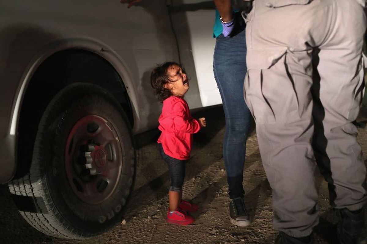 Yanela, bocah dua tahun asal Honduras, menangis di depan petugas perbatasan AS-Meksiko. Karena foto ini, dia menjadi ikon kebijakan imigrasi Presiden Donald Trump yang memisahkan migran anak dari orangtuanya.