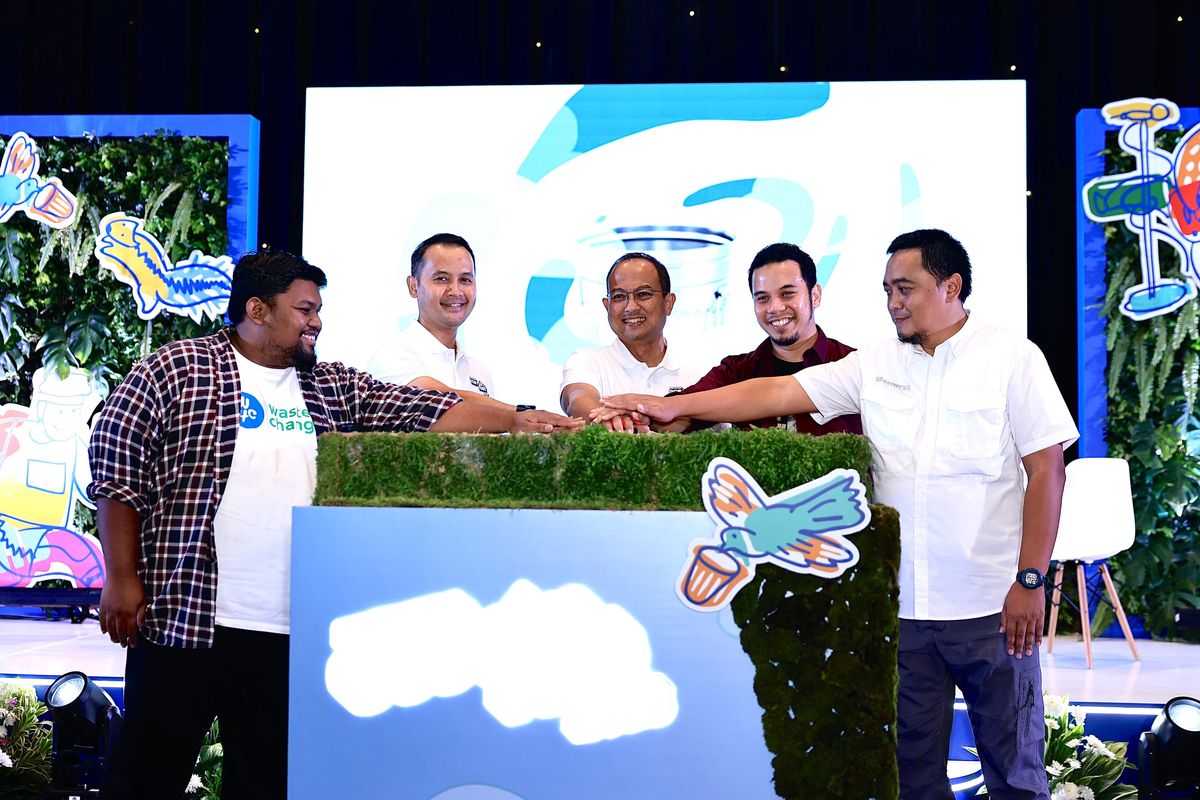 Corporate Secretary Pertamina Arya Dwi Paramita bersama Direktur Utama Pertamina Fadjar Djoko Santoso saat meresmikan peluncuran Pertamina Eco RunFest 2025.