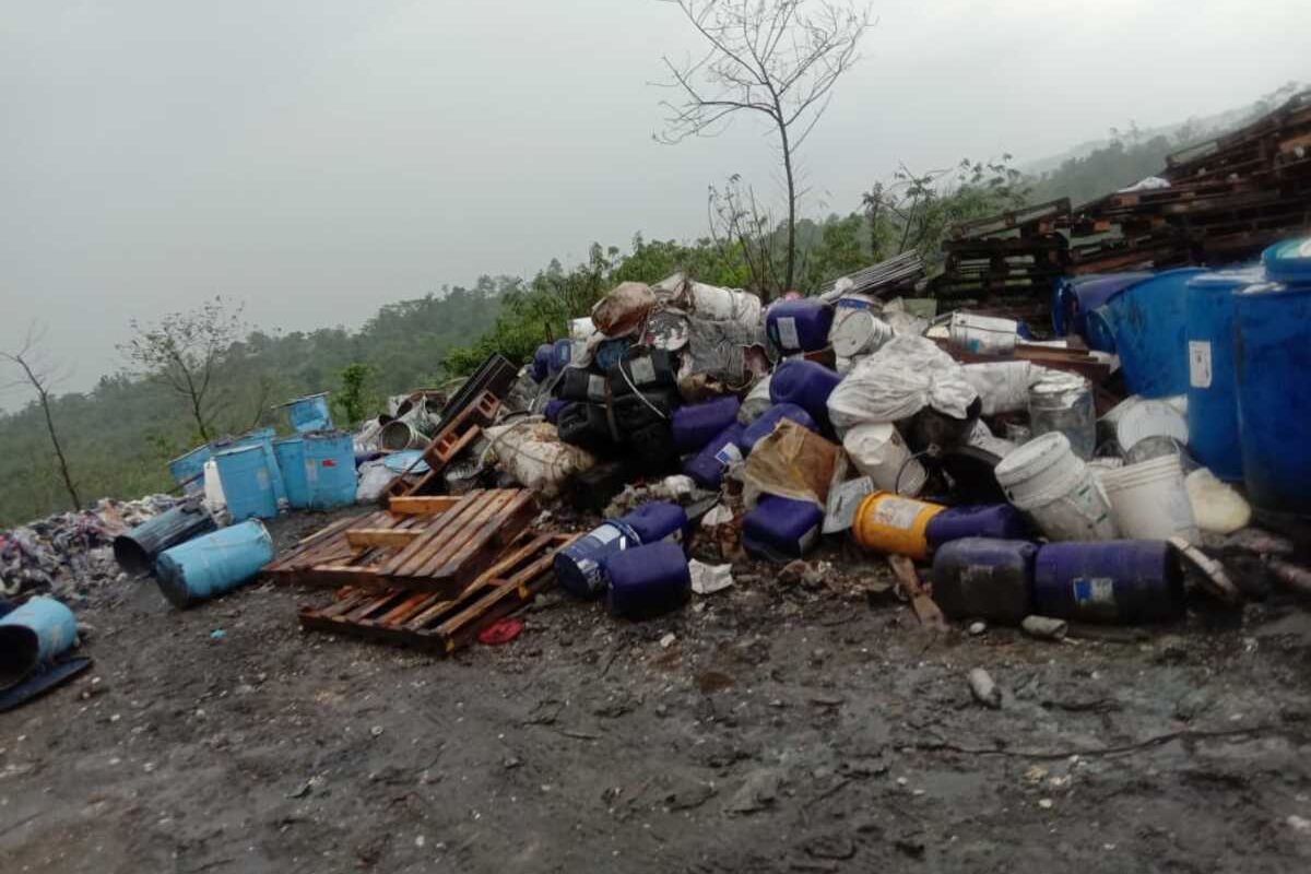 Dumping limbah bahan berbahaya dan beracun (B3) du Kampung Cibenda, Desa Parangmulya, Kecamatan Ciampel, Kabupaten Karawang, Jawa Barat.