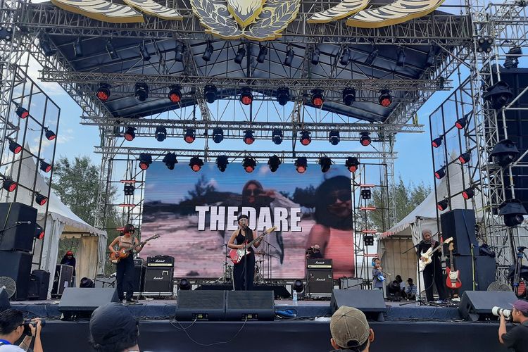 Kuartet perempuan asal Lombok, The Dare, tampil dalam acara Prost Fest di Pantai Mertasari, Sanur, Bali. Mereka membawakan lagu-lagu terbaiknya untuk menghibur penonton di Singaraja Stage.