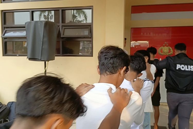 Sebelas terduga pelaku yang menyebabkan seorang remaja asal Baleendah meninggal dunia saat digiring oleh jajaran Polresta Bandung, Kamis (21/8/2025)