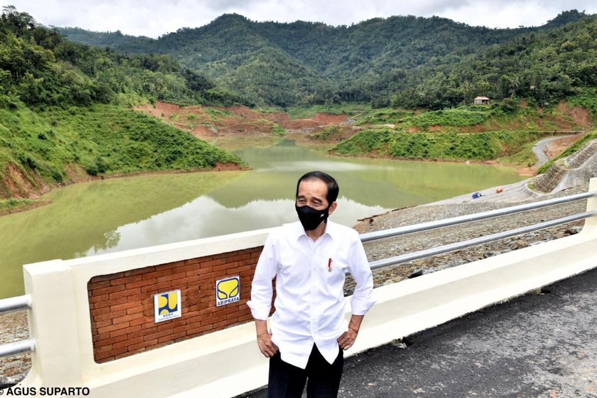 Presiden Jokowi saat meninjau Bendungan Tukul di Pacitan, Jawa Timur, usai diresmikan, Minggu (14/12/2021).