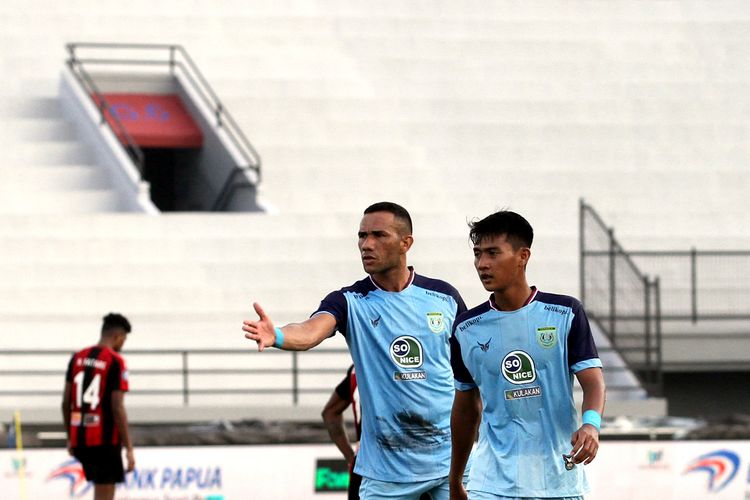 Pencetak gol Persela Lamongan Jose Wilkson (kiri) saat pertandingan pekan 18 Liga 1 2021-2022 melawan Persipura Jayapura yang berakhir dengan skor 1-1 di Stadion Kapten I Wayan Dipta Gianyar, Kamis (6/1/2021) sore.