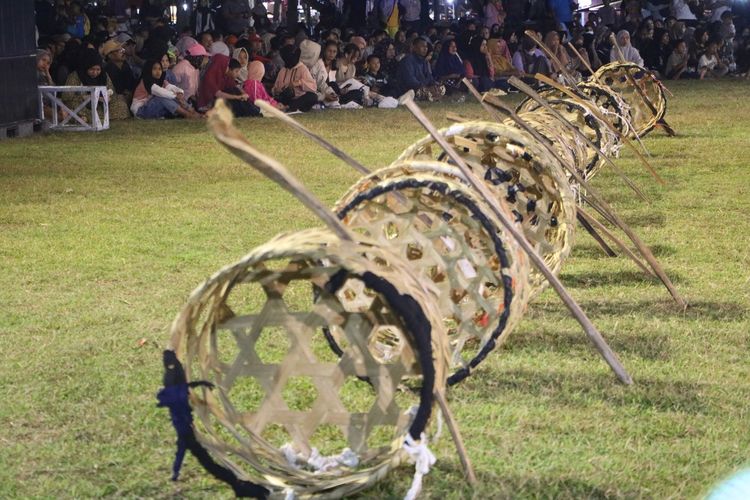 Permainan Nglarak Blarak khas Kabupaten Kulon Progo, Daerah Istimewa Yogyakarta.