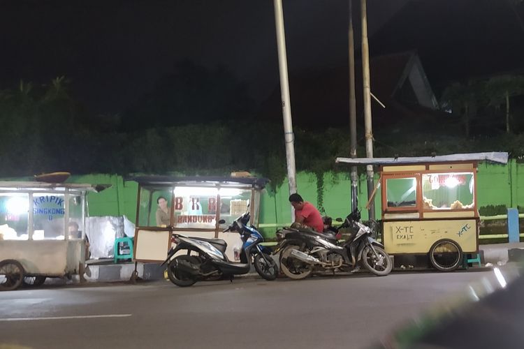 Beberapa pedagang yang masih beroperasi di atas jam malam di wilayah Kecamatan Cipondoh, Sabtu (17/1/2021) sekitar pukul 23.00 WIB.