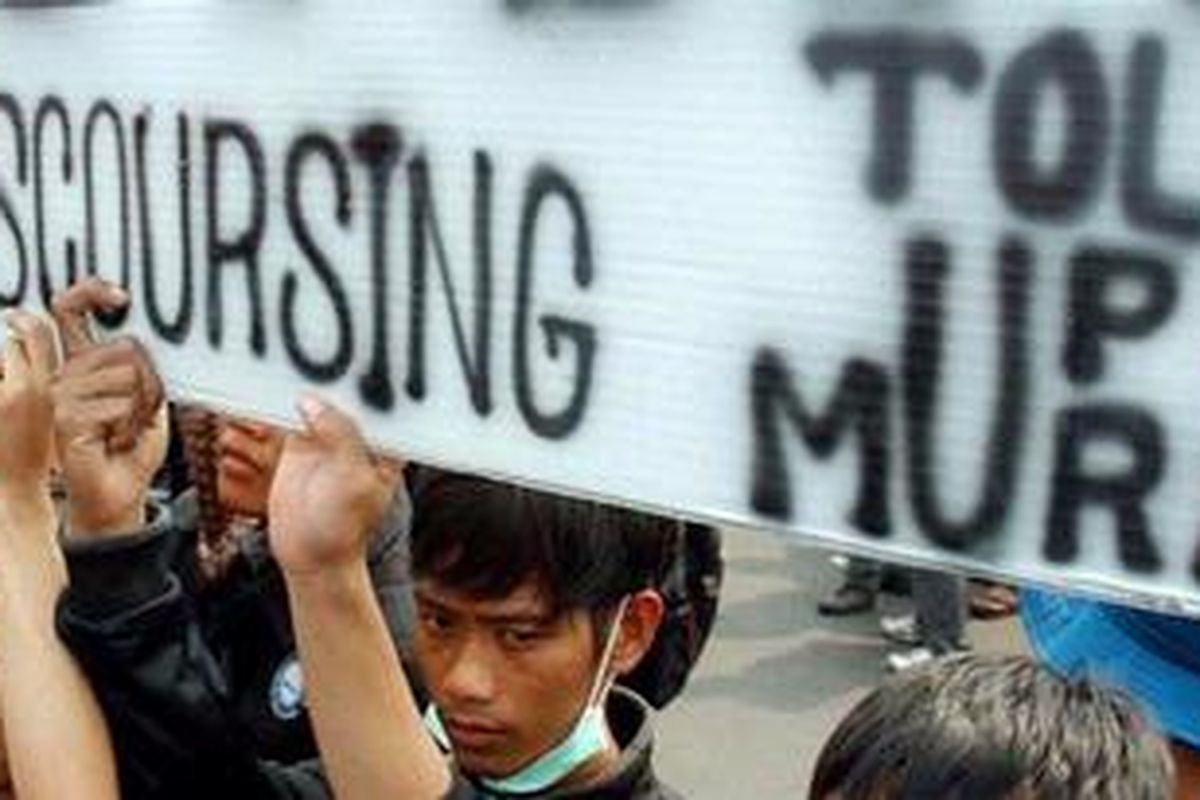 Konfederasi Serikat Pekerja Indonesia (KSPI) menggelar aksi unjuk rasa di Istana Negara, Monas, Jakarta, Kamis (12/7/2012). KSPI mendesak Kementerian Tenaga Kerja dan Transmigrasi mengubah peraturan menteri tentang komponen dan pelaksanaan tahapan pencapaian kebutuhan hidup layak dan dihentikannya politik upah murah.