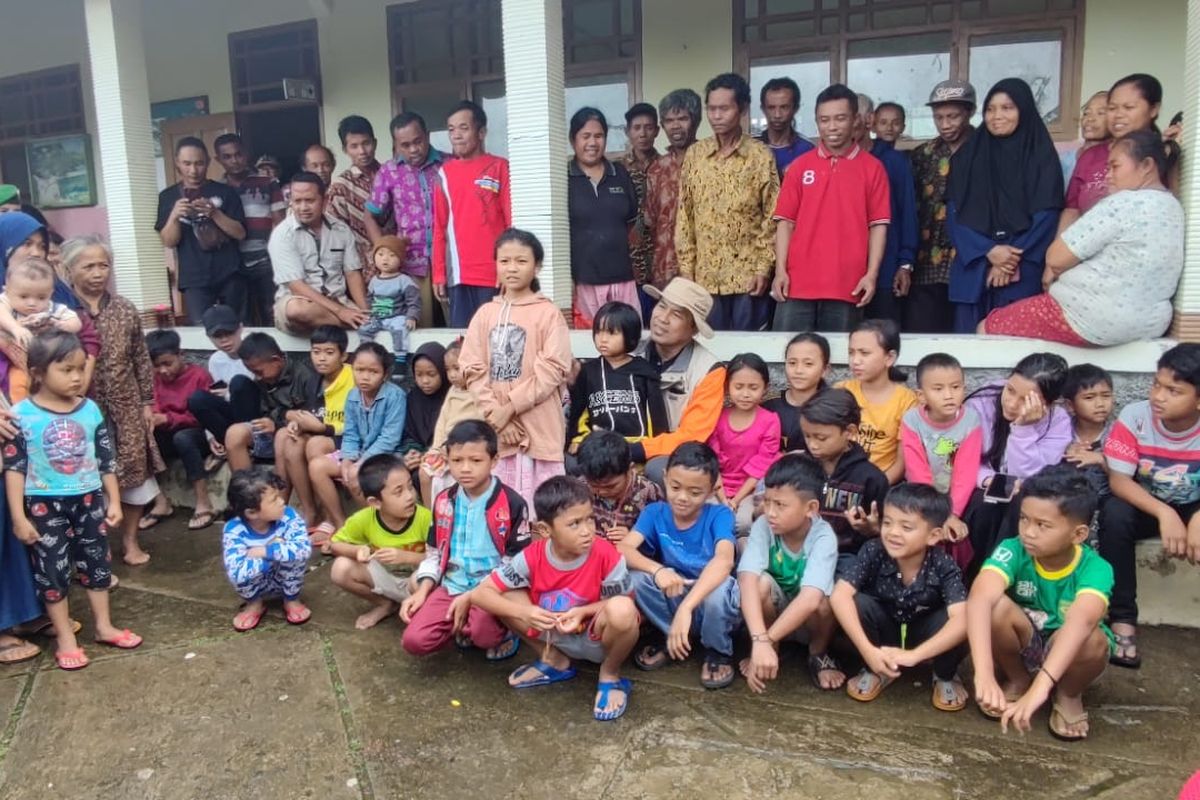 BERSAMA PENGUNGSI—Bupati Wonogiri, Joko Sutopo (bertopi) berdialog bersama pengungsi di Desa Gumpalan, Kecamatan Kismantoro yang diungsikan ke lokasi aman lantaran pemukiman yang ditempati rawan terdampak banjir lahar kiriman dari Kabupaten Pacitan, Rabu (15/2/2023).