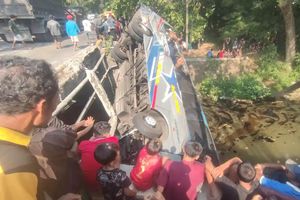 Polisi Ungkap Kronologi Bus Sugeng Rahayu Terguling Masuk Sungai di Nganjuk