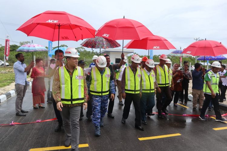 General Manager Pertamina MOR VIII, Iin Febrian saat meresmikan pengoperasian Depot Pengisian Pesawat Udara (DPPU) Karel Sadauitubun di Langgur, Maluku Tenggara, Kamis (17/1/2019)