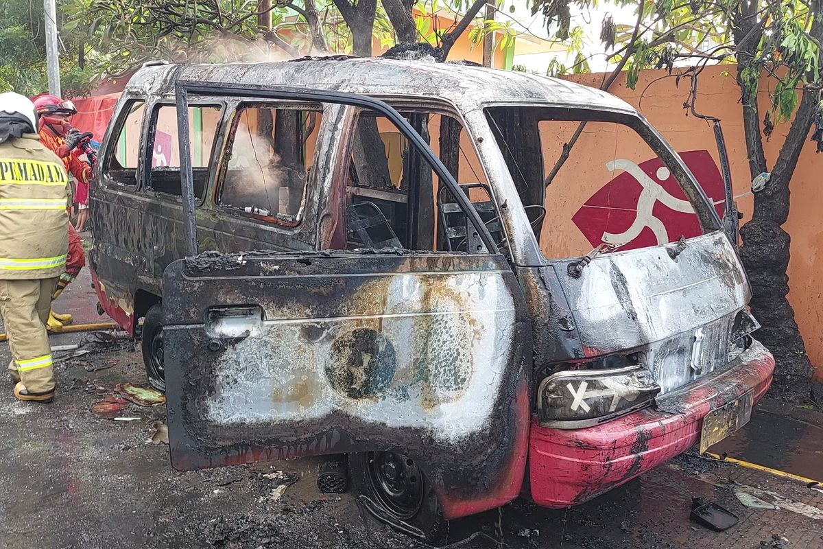 Sebuah angkutan perkotaan (angkot) terbakar di dekat persimpangan Pesing, tepatnya di Jalan Pangeran Tubagus Angke, Wijaya Kusuma, Grogol Petamburan, Jakarta Barat, pada Jumat (15/7/2022) sore. 