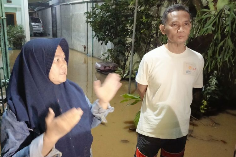 Kondisi rumah warga di Kampung Ciseah Mekar, RT 1 RW 11, Desa Pameuntasan, Kecamatan Kutawaringin, Kabupaten Bandung, Jawa Barat, terendam banjir setinggi satu meter akibat luapan sungai muara Ciwidey, Kamis (4/12/2025)