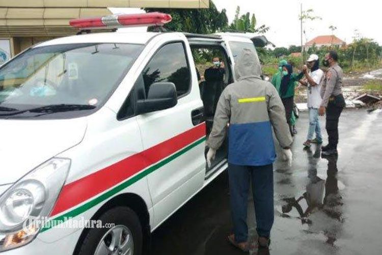 Evakuasi pasien Covid-19 kabur di depan kantor Bupati Gresik, Jalan Dr Wahidin Sudirohusodo, Kebomas, Kamis (28/1/2021).