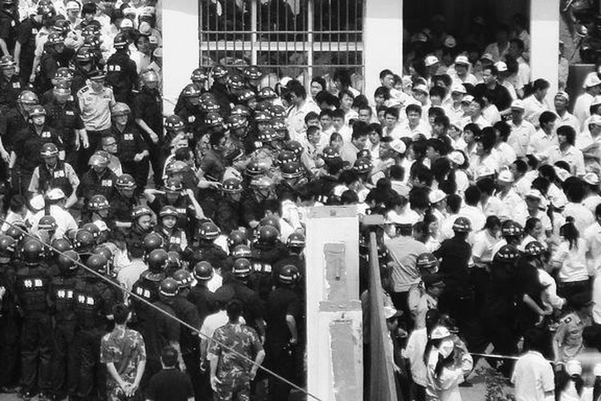 Sekitar 2.000 buruh bentrok dengan polisi saat mereka melakukan aksi mogok di luar pabrik KOK Machinery milik Taiwan di Kunshan, Provinsi Jiangsu, China, Senin (7/6). Puluhan buruh cedera karena dipukuli aparat. Buruh mogok karena tuntutan mereka soal kenaikan upah belum dipenuhi manajemen perusahaan.